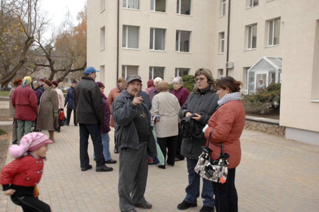 Bauskas novada iedzīvotāji ir neapmierināti ar esošo kārtību veselības aprūpē. Ap pussimt cilvēku to pauda 1. novembrī piketā pie Bauskas slimnīcas poliklīnikas. Protesta akciju organizēja grupa baušķenieku, kuri bija saņēmuši pašvaldības...
Autors: Ivars Bogdanovs