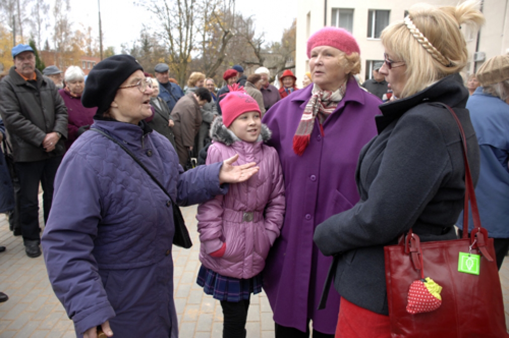 Bauskas novada iedzīvotāji ir neapmierināti ar esošo kārtību veselības aprūpē. Ap pussimt cilvēku to pauda 1. novembrī piketā pie Bauskas slimnīcas poliklīnikas. Protesta akciju organizēja grupa baušķenieku, kuri bija saņēmuši pašvaldības...
Autors: Ivars Bogdanovs