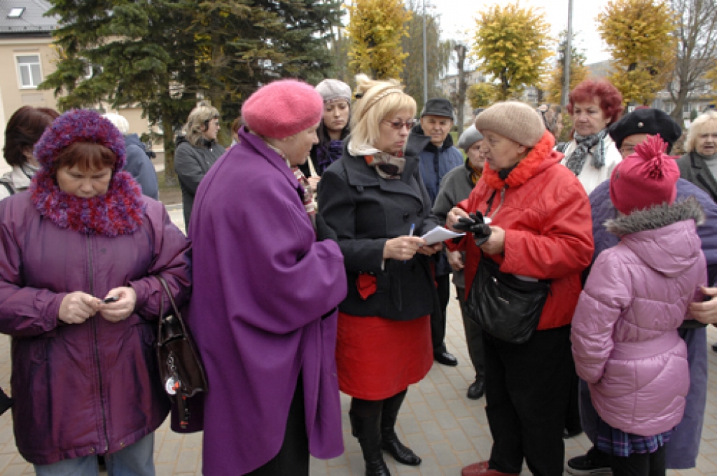 Bauskas novada iedzīvotāji ir neapmierināti ar esošo kārtību veselības aprūpē. Ap pussimt cilvēku to pauda 1. novembrī piketā pie Bauskas slimnīcas poliklīnikas. Protesta akciju organizēja grupa baušķenieku, kuri bija saņēmuši pašvaldības...
Autors: Ivars Bogdanovs