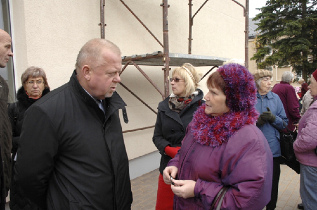 Bauskas novada iedzīvotāji ir neapmierināti ar esošo kārtību veselības aprūpē. Ap pussimt cilvēku to pauda 1. novembrī piketā pie Bauskas slimnīcas poliklīnikas. Protesta akciju organizēja grupa baušķenieku, kuri bija saņēmuši pašvaldības...
Autors: Ivars Bogdanovs