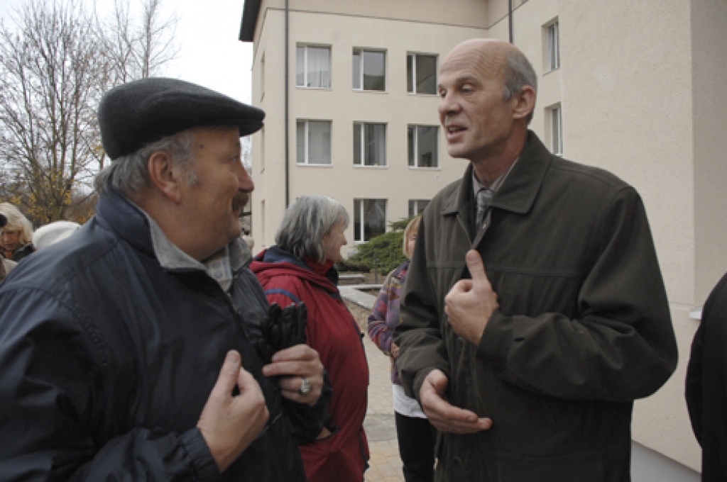 Bauskas novada iedzīvotāji ir neapmierināti ar esošo kārtību veselības aprūpē. Ap pussimt cilvēku to pauda 1. novembrī piketā pie Bauskas slimnīcas poliklīnikas. Protesta akciju organizēja grupa baušķenieku, kuri bija saņēmuši pašvaldības...
Autors: Ivars Bogdanovs