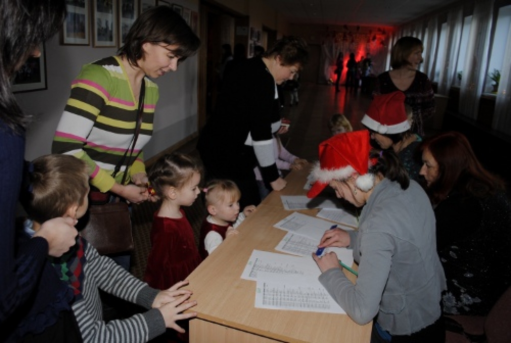 Šajās dienās daudzos pagastos notiek pirmsskolas vecuma bērnu Ziemsvētku eglīšu sarīkojumi. 26.decembrī šādi svētki tika rīkoti arī Īslīces pagasta kultūras namā, kur pulcējās ap 200 bērnu. Šajā fotogalerijā piedāvājam ieskatu sarīkojuma...
Autors: Kristaps Ābelnieks