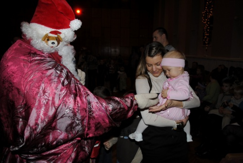 Šajās dienās daudzos pagastos notiek pirmsskolas vecuma bērnu Ziemsvētku eglīšu sarīkojumi. 26.decembrī šādi svētki tika rīkoti arī Īslīces pagasta kultūras namā, kur pulcējās ap 200 bērnu. Šajā fotogalerijā piedāvājam ieskatu sarīkojuma...
Autors: Kristaps Ābelnieks