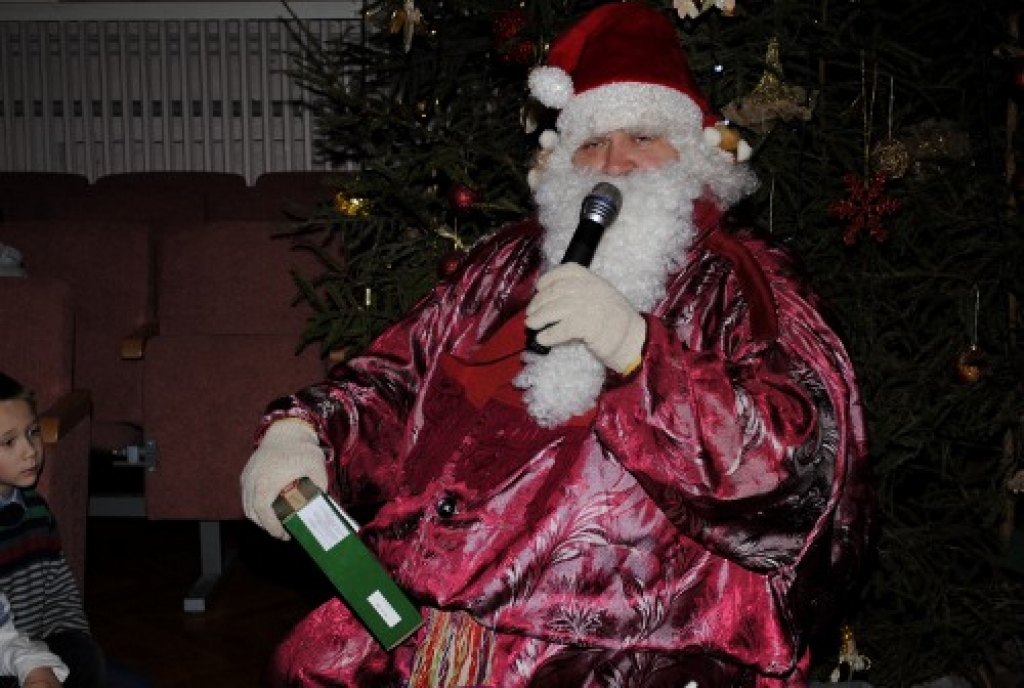 Šajās dienās daudzos pagastos notiek pirmsskolas vecuma bērnu Ziemsvētku eglīšu sarīkojumi. 26.decembrī šādi svētki tika rīkoti arī Īslīces pagasta kultūras namā, kur pulcējās ap 200 bērnu. Šajā fotogalerijā piedāvājam ieskatu sarīkojuma...
Autors: Kristaps Ābelnieks