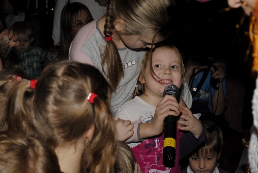 Šajās dienās daudzos pagastos notiek pirmsskolas vecuma bērnu Ziemsvētku eglīšu sarīkojumi. 26.decembrī šādi svētki tika rīkoti arī Īslīces pagasta kultūras namā, kur pulcējās ap 200 bērnu. Šajā fotogalerijā piedāvājam ieskatu sarīkojuma...
Autors: Kristaps Ābelnieks
