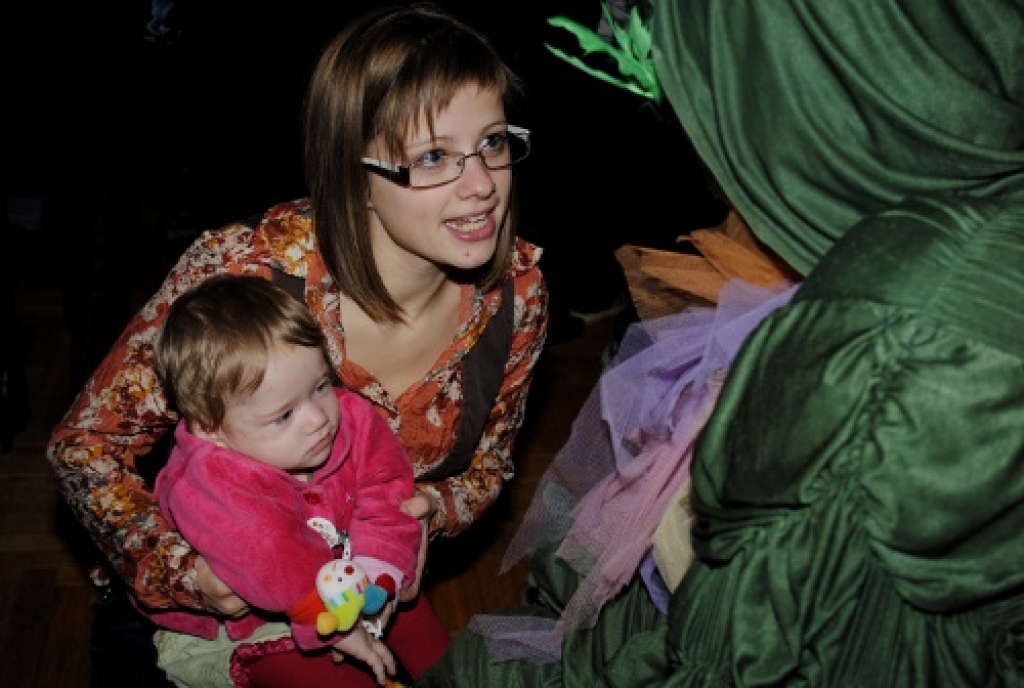 Šajās dienās daudzos pagastos notiek pirmsskolas vecuma bērnu Ziemsvētku eglīšu sarīkojumi. 26.decembrī šādi svētki tika rīkoti arī Īslīces pagasta kultūras namā, kur pulcējās ap 200 bērnu. Šajā fotogalerijā piedāvājam ieskatu sarīkojuma...
Autors: Kristaps Ābelnieks