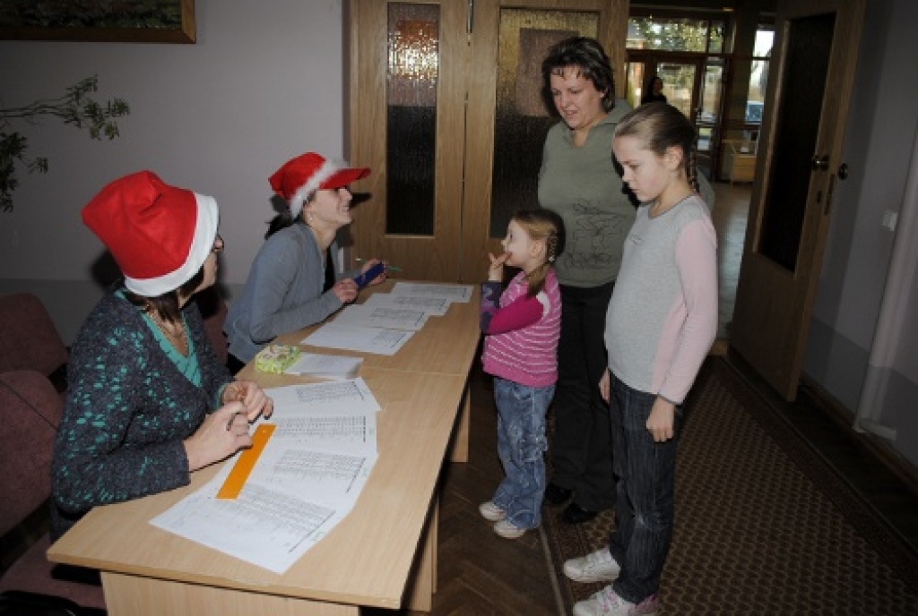 Šajās dienās daudzos pagastos notiek pirmsskolas vecuma bērnu Ziemsvētku eglīšu sarīkojumi. 26.decembrī šādi svētki tika rīkoti arī Īslīces pagasta kultūras namā, kur pulcējās ap 200 bērnu. Šajā fotogalerijā piedāvājam ieskatu sarīkojuma...
Autors: Kristaps Ābelnieks
