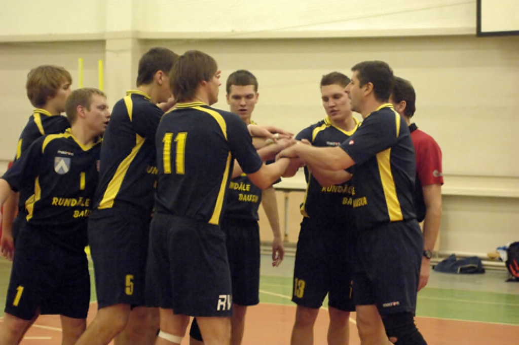 Latvijas Volejbola federācijas 1. līgas spēlē, kas notika 21. decembrī Pilsrundāles vidusskolas sporta zālē, «Rundāle-Bauska» piedzīvoja zaudējumu ar 1:3 pret LSPA komandu.
Mājinieki sāka ar pārliecinošu uzvaru pirmajā setā – 25:15. Tomēr...
Autors: Ivars Bogdanovs