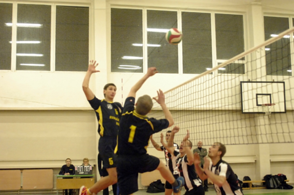 Latvijas Volejbola federācijas 1. līgas spēlē, kas notika 21. decembrī Pilsrundāles vidusskolas sporta zālē, «Rundāle-Bauska» piedzīvoja zaudējumu ar 1:3 pret LSPA komandu.
Mājinieki sāka ar pārliecinošu uzvaru pirmajā setā – 25:15. Tomēr...
Autors: Ivars Bogdanovs