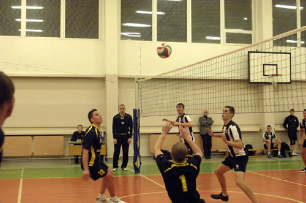Latvijas Volejbola federācijas 1. līgas spēlē, kas notika 21. decembrī Pilsrundāles vidusskolas sporta zālē, «Rundāle-Bauska» piedzīvoja zaudējumu ar 1:3 pret LSPA komandu.
Mājinieki sāka ar pārliecinošu uzvaru pirmajā setā – 25:15. Tomēr...
Autors: Ivars Bogdanovs