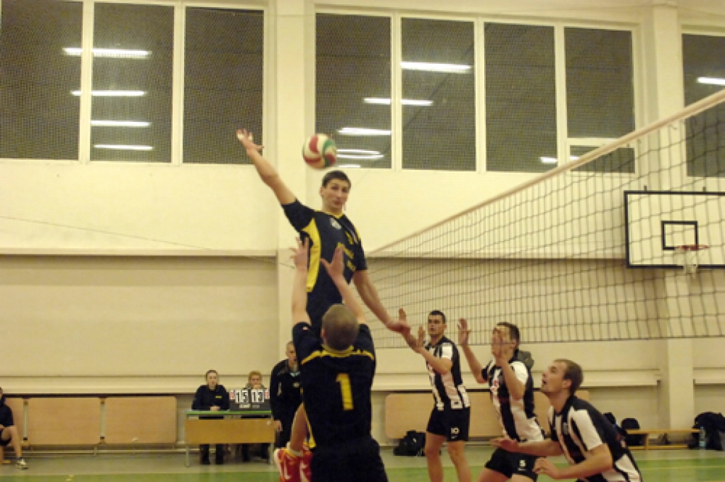 Latvijas Volejbola federācijas 1. līgas spēlē, kas notika 21. decembrī Pilsrundāles vidusskolas sporta zālē, «Rundāle-Bauska» piedzīvoja zaudējumu ar 1:3 pret LSPA komandu.
Mājinieki sāka ar pārliecinošu uzvaru pirmajā setā – 25:15. Tomēr...
Autors: Ivars Bogdanovs
