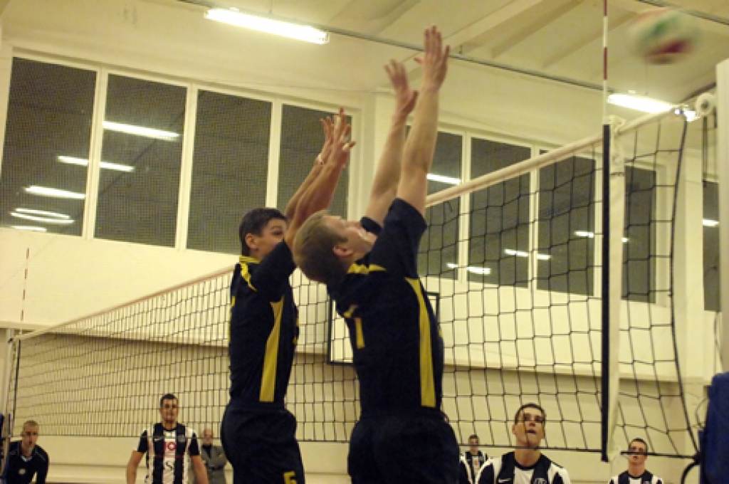 Latvijas Volejbola federācijas 1. līgas spēlē, kas notika 21. decembrī Pilsrundāles vidusskolas sporta zālē, «Rundāle-Bauska» piedzīvoja zaudējumu ar 1:3 pret LSPA komandu.
Mājinieki sāka ar pārliecinošu uzvaru pirmajā setā – 25:15. Tomēr...
Autors: Ivars Bogdanovs