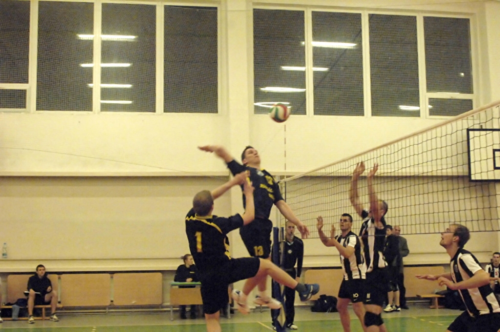 Latvijas Volejbola federācijas 1. līgas spēlē, kas notika 21. decembrī Pilsrundāles vidusskolas sporta zālē, «Rundāle-Bauska» piedzīvoja zaudējumu ar 1:3 pret LSPA komandu.
Mājinieki sāka ar pārliecinošu uzvaru pirmajā setā – 25:15. Tomēr...
Autors: Ivars Bogdanovs
