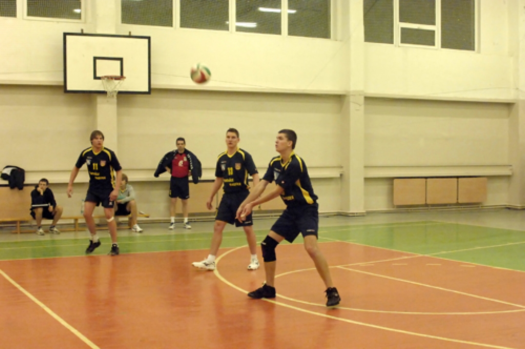 Latvijas Volejbola federācijas 1. līgas spēlē, kas notika 21. decembrī Pilsrundāles vidusskolas sporta zālē, «Rundāle-Bauska» piedzīvoja zaudējumu ar 1:3 pret LSPA komandu.
Mājinieki sāka ar pārliecinošu uzvaru pirmajā setā – 25:15. Tomēr...
Autors: Ivars Bogdanovs
