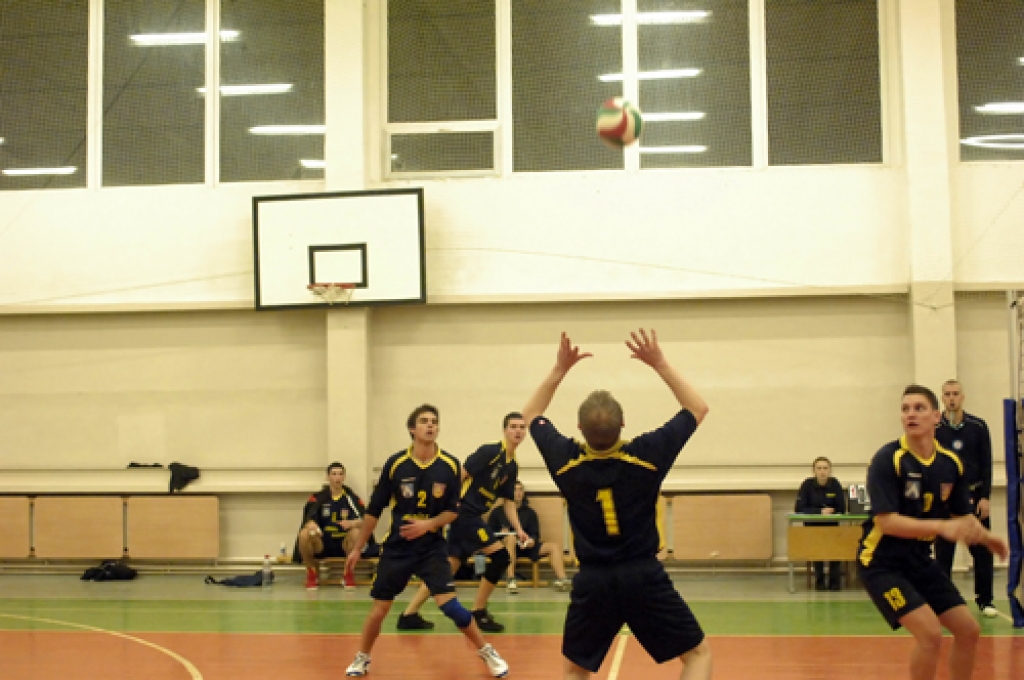 Latvijas Volejbola federācijas 1. līgas spēlē, kas notika 21. decembrī Pilsrundāles vidusskolas sporta zālē, «Rundāle-Bauska» piedzīvoja zaudējumu ar 1:3 pret LSPA komandu.
Mājinieki sāka ar pārliecinošu uzvaru pirmajā setā – 25:15. Tomēr...
Autors: Ivars Bogdanovs