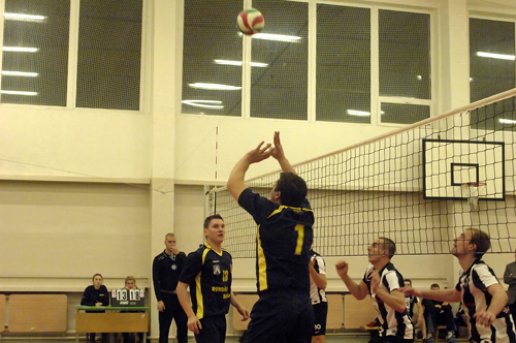 Latvijas Volejbola federācijas 1. līgas spēlē, kas notika 21. decembrī Pilsrundāles vidusskolas sporta zālē, «Rundāle-Bauska» piedzīvoja zaudējumu ar 1:3 pret LSPA komandu.
Mājinieki sāka ar pārliecinošu uzvaru pirmajā setā – 25:15. Tomēr...
Autors: Ivars Bogdanovs