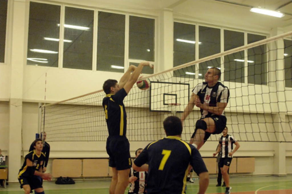 Latvijas Volejbola federācijas 1. līgas spēlē, kas notika 21. decembrī Pilsrundāles vidusskolas sporta zālē, «Rundāle-Bauska» piedzīvoja zaudējumu ar 1:3 pret LSPA komandu.
Mājinieki sāka ar pārliecinošu uzvaru pirmajā setā – 25:15. Tomēr...
Autors: Ivars Bogdanovs