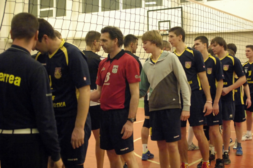 Latvijas Volejbola federācijas 1. līgas spēlē, kas notika 21. decembrī Pilsrundāles vidusskolas sporta zālē, «Rundāle-Bauska» piedzīvoja zaudējumu ar 1:3 pret LSPA komandu.
Mājinieki sāka ar pārliecinošu uzvaru pirmajā setā – 25:15. Tomēr...
Autors: Ivars Bogdanovs