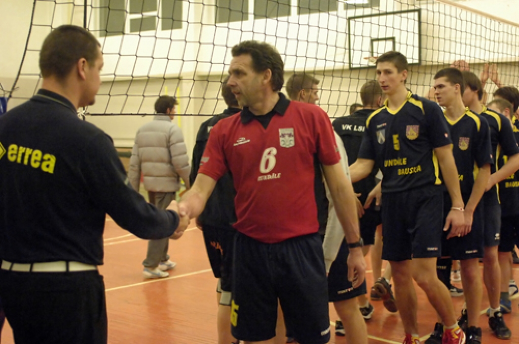 Latvijas Volejbola federācijas 1. līgas spēlē, kas notika 21. decembrī Pilsrundāles vidusskolas sporta zālē, «Rundāle-Bauska» piedzīvoja zaudējumu ar 1:3 pret LSPA komandu.
Mājinieki sāka ar pārliecinošu uzvaru pirmajā setā – 25:15. Tomēr...
Autors: Ivars Bogdanovs