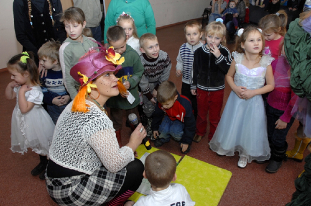 Pirmsskolas vecuma bērni Dāviņu pagasta kultūras centrā «Dāvis» pie eglītes satikās 23. decembrī.
Īslīces kultūras nama mākslinieki – Pūķītis, Pepija un Ziemassvētku vecītis – rotaļās iesaistīja gan bērnus, gan vecākus. Tika dejota...
Autors: Ivars Bogdanovs