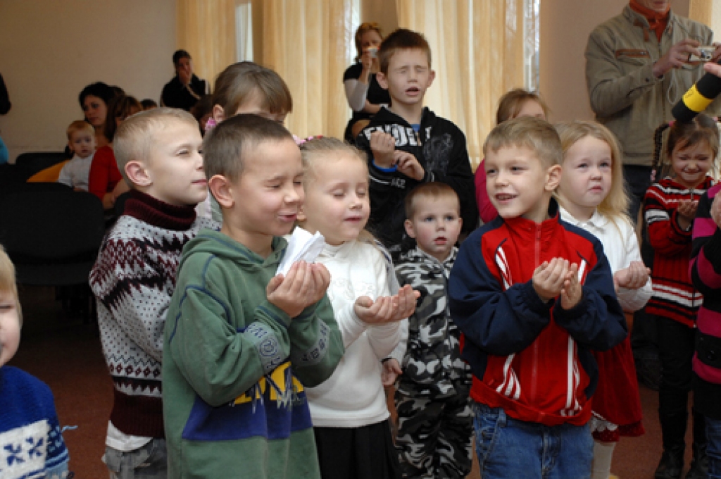 Pirmsskolas vecuma bērni Dāviņu pagasta kultūras centrā «Dāvis» pie eglītes satikās 23. decembrī.
Īslīces kultūras nama mākslinieki – Pūķītis, Pepija un Ziemassvētku vecītis – rotaļās iesaistīja gan bērnus, gan vecākus. Tika dejota...
Autors: Ivars Bogdanovs