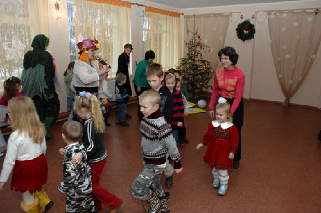 Pirmsskolas vecuma bērni Dāviņu pagasta kultūras centrā «Dāvis» pie eglītes satikās 23. decembrī.
Īslīces kultūras nama mākslinieki – Pūķītis, Pepija un Ziemassvētku vecītis – rotaļās iesaistīja gan bērnus, gan vecākus. Tika dejota...
Autors: Ivars Bogdanovs