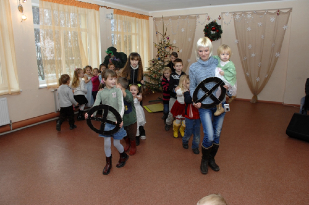 Pirmsskolas vecuma bērni Dāviņu pagasta kultūras centrā «Dāvis» pie eglītes satikās 23. decembrī.
Īslīces kultūras nama mākslinieki – Pūķītis, Pepija un Ziemassvētku vecītis – rotaļās iesaistīja gan bērnus, gan vecākus. Tika dejota...
Autors: Ivars Bogdanovs