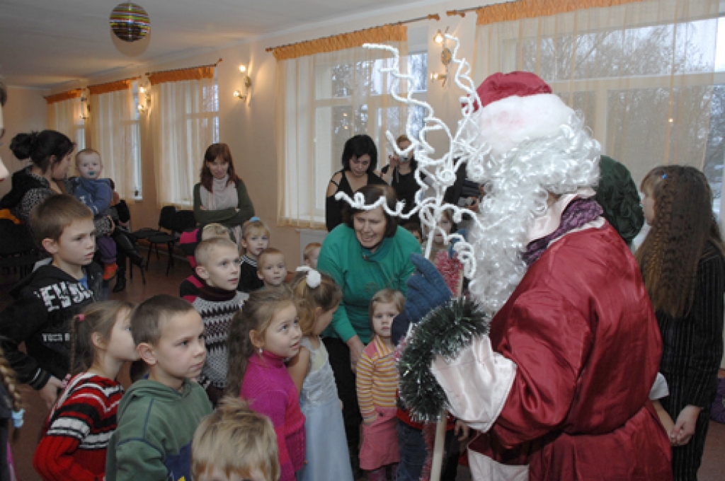 Pirmsskolas vecuma bērni Dāviņu pagasta kultūras centrā «Dāvis» pie eglītes satikās 23. decembrī.
Īslīces kultūras nama mākslinieki – Pūķītis, Pepija un Ziemassvētku vecītis – rotaļās iesaistīja gan bērnus, gan vecākus. Tika dejota...
Autors: Ivars Bogdanovs