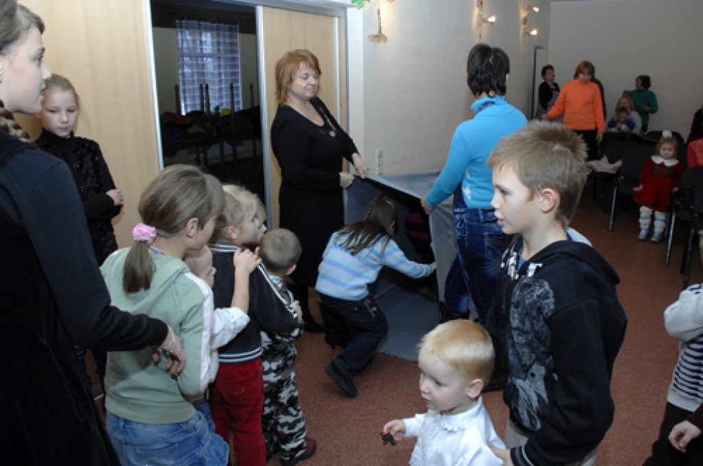 Pirmsskolas vecuma bērni Dāviņu pagasta kultūras centrā «Dāvis» pie eglītes satikās 23. decembrī.
Īslīces kultūras nama mākslinieki – Pūķītis, Pepija un Ziemassvētku vecītis – rotaļās iesaistīja gan bērnus, gan vecākus. Tika dejota...
Autors: Ivars Bogdanovs