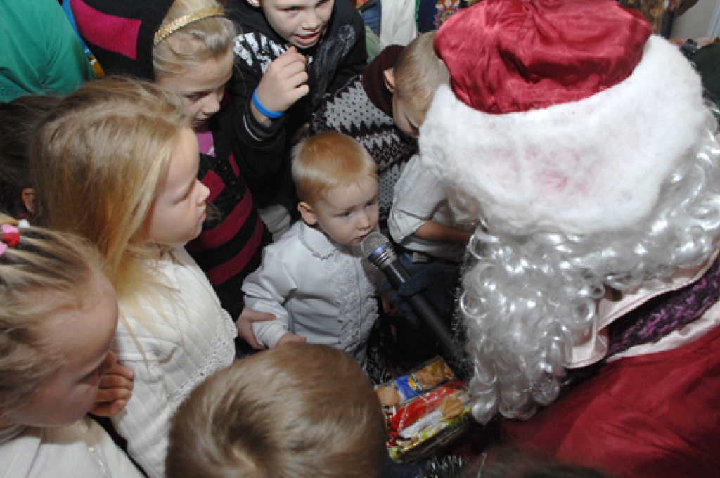 Pirmsskolas vecuma bērni Dāviņu pagasta kultūras centrā «Dāvis» pie eglītes satikās 23. decembrī.
Īslīces kultūras nama mākslinieki – Pūķītis, Pepija un Ziemassvētku vecītis – rotaļās iesaistīja gan bērnus, gan vecākus. Tika dejota...
Autors: Ivars Bogdanovs