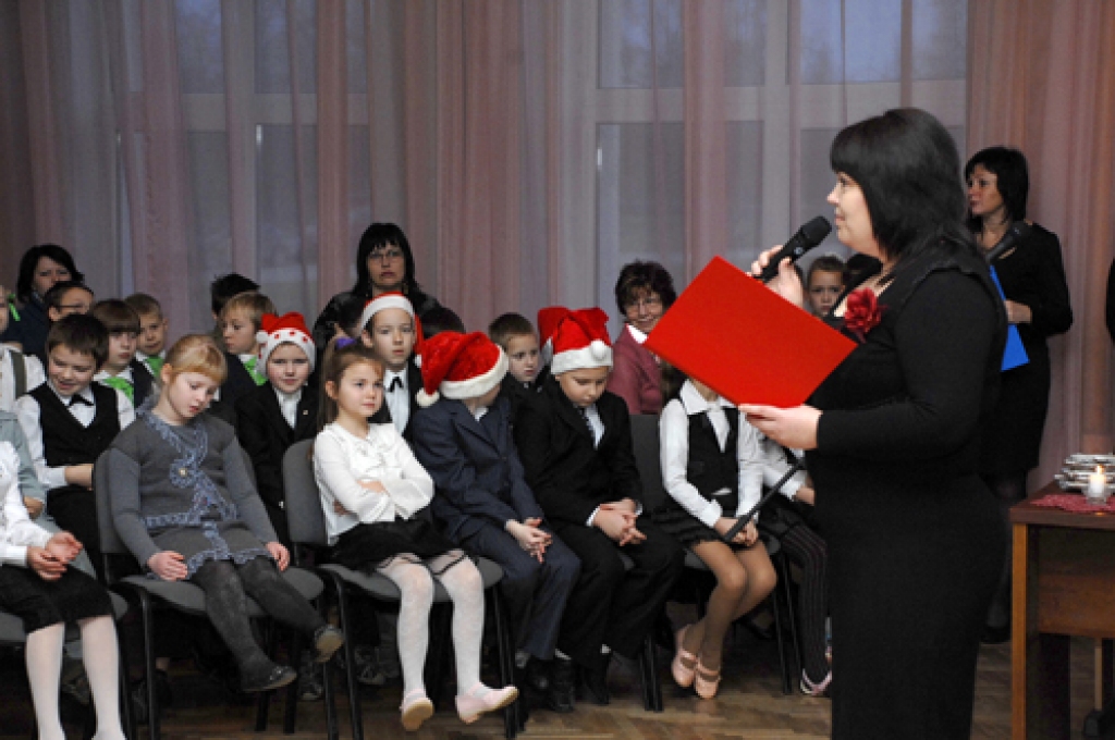 Pilsrundāles vidusskolā pateicības par labām un teicamām sekmēm mācībās un skolas dāvinātās grāmatas ceturtdien, 22. decembrī, saņēma sākumskolas audzēkņi, piektdien – skolēni no 5. līdz 12. klasei.
Autors: Ivars Bogdanovs