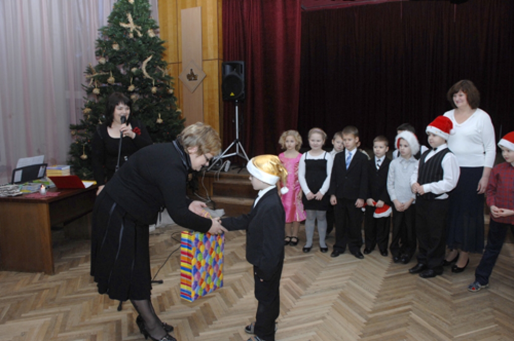 Pilsrundāles vidusskolā pateicības par labām un teicamām sekmēm mācībās un skolas dāvinātās grāmatas ceturtdien, 22. decembrī, saņēma sākumskolas audzēkņi, piektdien – skolēni no 5. līdz 12. klasei.
Autors: Ivars Bogdanovs