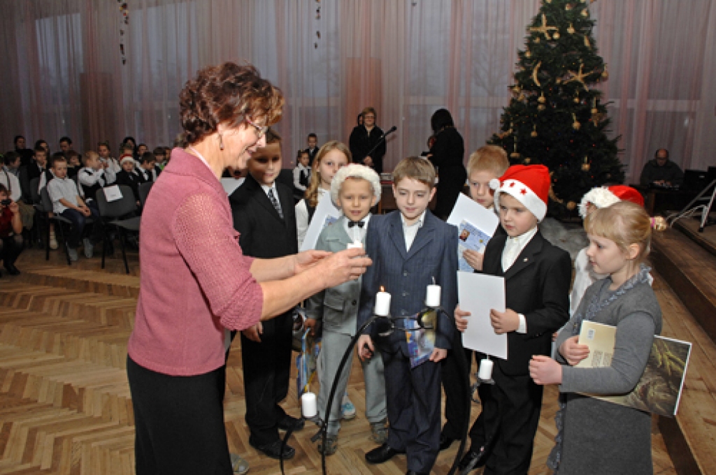 Pilsrundāles vidusskolā pateicības par labām un teicamām sekmēm mācībās un skolas dāvinātās grāmatas ceturtdien, 22. decembrī, saņēma sākumskolas audzēkņi, piektdien – skolēni no 5. līdz 12. klasei.
Autors: Ivars Bogdanovs