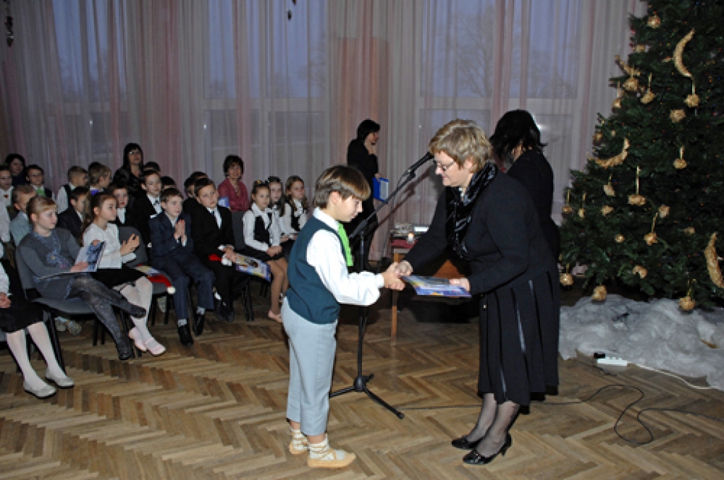 Pilsrundāles vidusskolā pateicības par labām un teicamām sekmēm mācībās un skolas dāvinātās grāmatas ceturtdien, 22. decembrī, saņēma sākumskolas audzēkņi, piektdien – skolēni no 5. līdz 12. klasei.
Autors: Ivars Bogdanovs