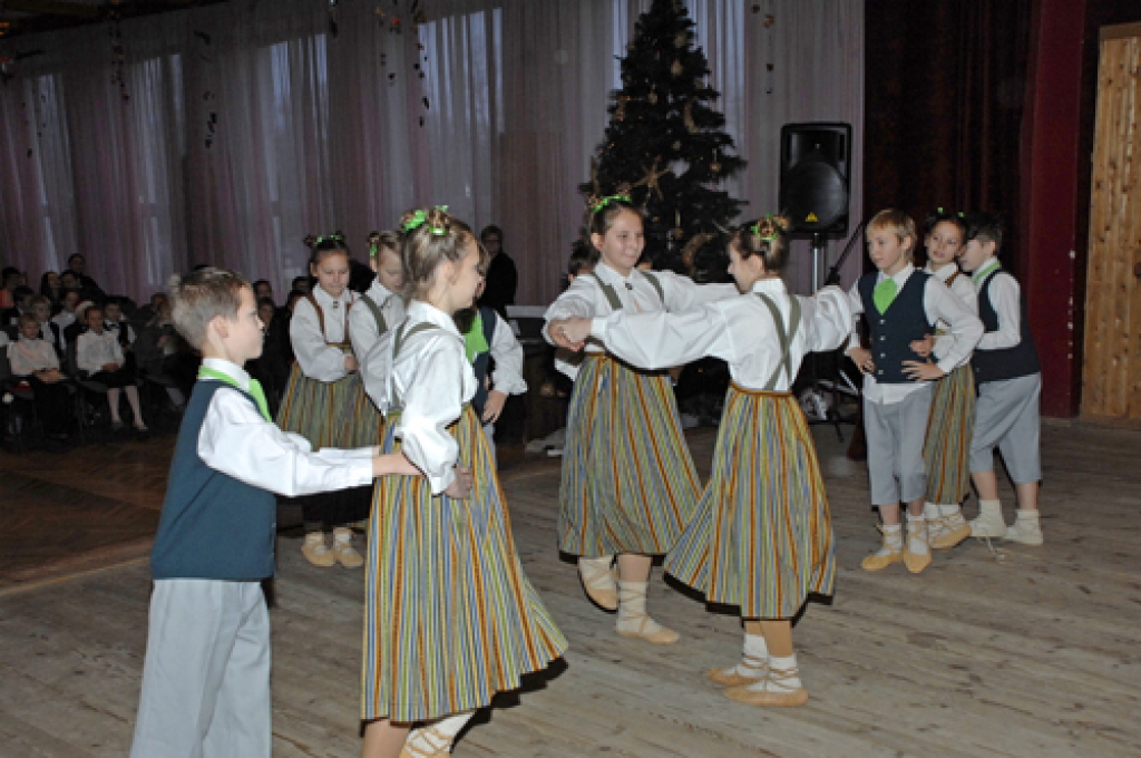 Pilsrundāles vidusskolā pateicības par labām un teicamām sekmēm mācībās un skolas dāvinātās grāmatas ceturtdien, 22. decembrī, saņēma sākumskolas audzēkņi, piektdien – skolēni no 5. līdz 12. klasei.
Autors: Ivars Bogdanovs