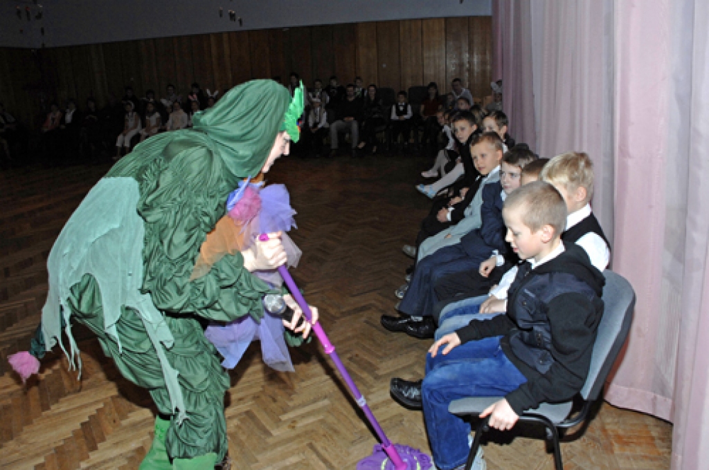 Pilsrundāles vidusskolā pateicības par labām un teicamām sekmēm mācībās un skolas dāvinātās grāmatas ceturtdien, 22. decembrī, saņēma sākumskolas audzēkņi, piektdien – skolēni no 5. līdz 12. klasei.
Autors: Ivars Bogdanovs