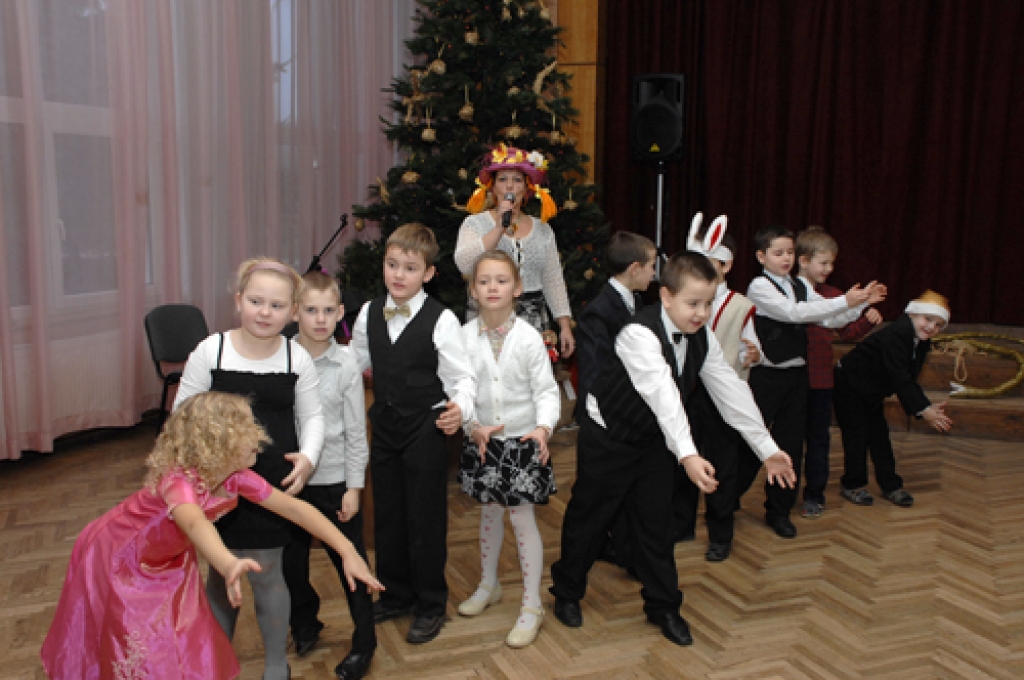 Pilsrundāles vidusskolā pateicības par labām un teicamām sekmēm mācībās un skolas dāvinātās grāmatas ceturtdien, 22. decembrī, saņēma sākumskolas audzēkņi, piektdien – skolēni no 5. līdz 12. klasei.
Autors: Ivars Bogdanovs