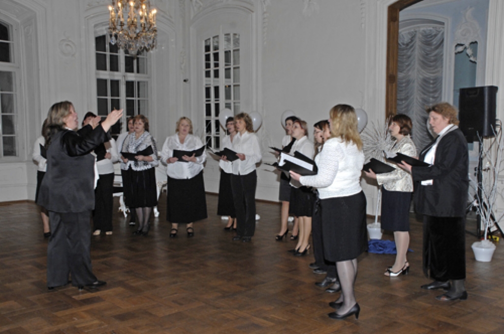 Ar koncertu «Baltais vakars» Rundāles pils Baltajā zālē noslēdzās novada sociālā dienesta labdarības akcija «Dāvā no sirds». 19. decembra koncertā 392 lati saziedoti sešus gadus vecajai saulainietei Justīnei Plucei, lai viņa varētu doties...
Autors: Ivars Bogdanovs