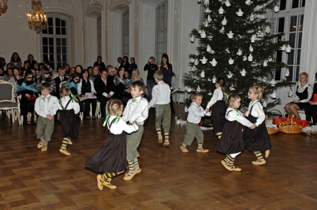 Ar koncertu «Baltais vakars» Rundāles pils Baltajā zālē noslēdzās novada sociālā dienesta labdarības akcija «Dāvā no sirds». 19. decembra koncertā 392 lati saziedoti sešus gadus vecajai saulainietei Justīnei Plucei, lai viņa varētu doties...
Autors: Ivars Bogdanovs