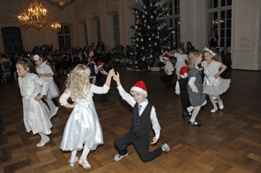Ar koncertu «Baltais vakars» Rundāles pils Baltajā zālē noslēdzās novada sociālā dienesta labdarības akcija «Dāvā no sirds». 19. decembra koncertā 392 lati saziedoti sešus gadus vecajai saulainietei Justīnei Plucei, lai viņa varētu doties...
Autors: Ivars Bogdanovs