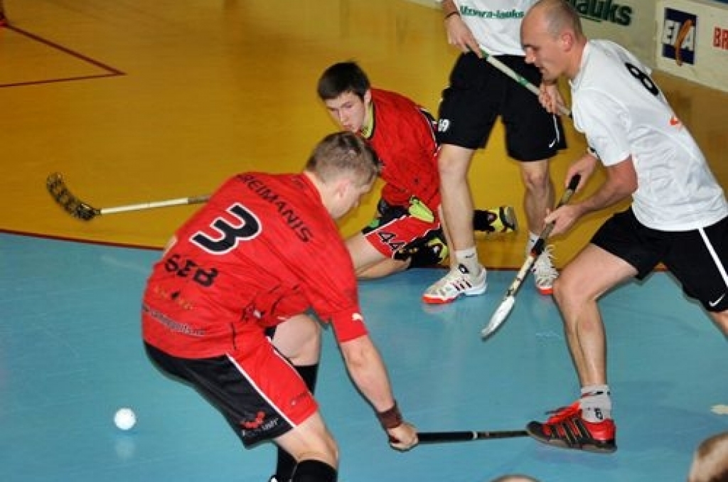 Latvijas Florbola virslīgas spēlē, kas notika Bauskā, sporta namā «Mēmele», 17. decembrī florbola klubs «Bauska» piekāpās tuvākajiem konkurentiem turnīra tabulā «Latgranula/Līgatne» komandai ar 6:8.
FK «Bauska» Latvijas Florbola...
Autors: Uldis Varnevičs