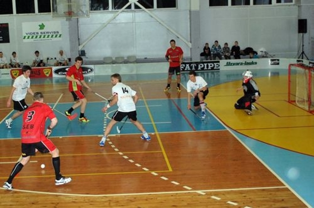 Latvijas Florbola virslīgas spēlē, kas notika Bauskā, sporta namā «Mēmele», 17. decembrī florbola klubs «Bauska» piekāpās tuvākajiem konkurentiem turnīra tabulā «Latgranula/Līgatne» komandai ar 6:8.
FK «Bauska» Latvijas Florbola...
Autors: Uldis Varnevičs