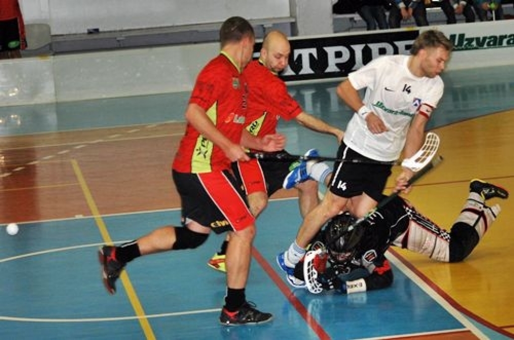Latvijas Florbola virslīgas spēlē, kas notika Bauskā, sporta namā «Mēmele», 17. decembrī florbola klubs «Bauska» piekāpās tuvākajiem konkurentiem turnīra tabulā «Latgranula/Līgatne» komandai ar 6:8.
FK «Bauska» Latvijas Florbola...
Autors: Uldis Varnevičs