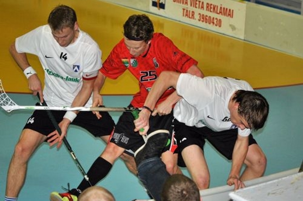 Latvijas Florbola virslīgas spēlē, kas notika Bauskā, sporta namā «Mēmele», 17. decembrī florbola klubs «Bauska» piekāpās tuvākajiem konkurentiem turnīra tabulā «Latgranula/Līgatne» komandai ar 6:8.
FK «Bauska» Latvijas Florbola...
Autors: Uldis Varnevičs