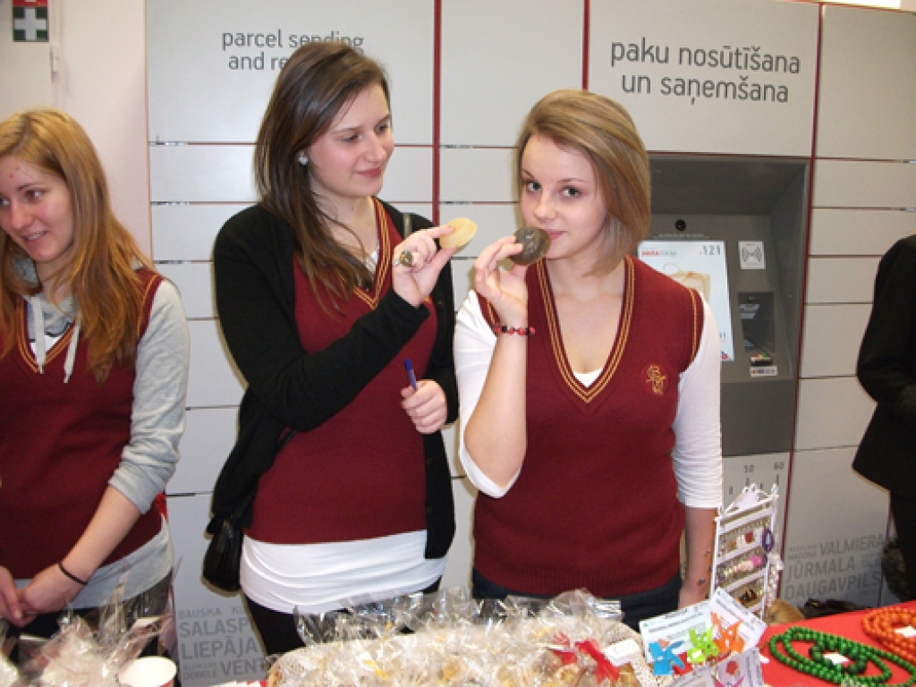 Bauskas lielveikalā «Rimi» 16. decembrī bija iekārtoti Bauskas, Īslīces un Iecavas skolēnu mācību uzņēmumu (SMU) stendi. Skolēnu mācību firmu darbus vērtēja eksperti.
Autors: Kristaps Ābelnieks