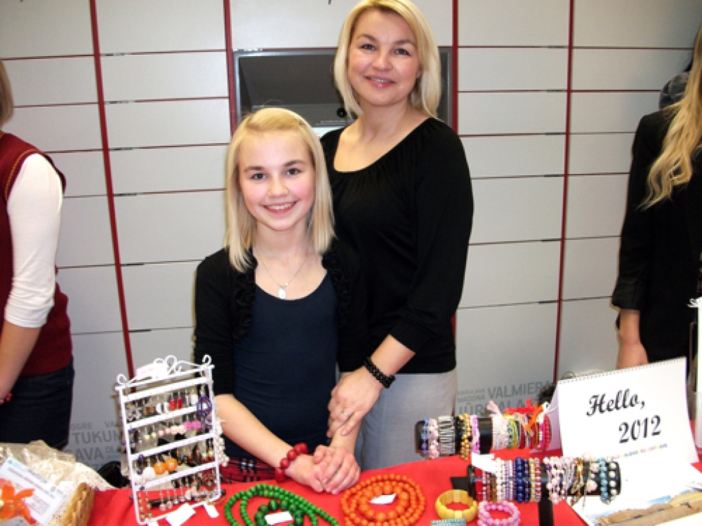 Bauskas lielveikalā «Rimi» 16. decembrī bija iekārtoti Bauskas, Īslīces un Iecavas skolēnu mācību uzņēmumu (SMU) stendi. Skolēnu mācību firmu darbus vērtēja eksperti.
Autors: Kristaps Ābelnieks