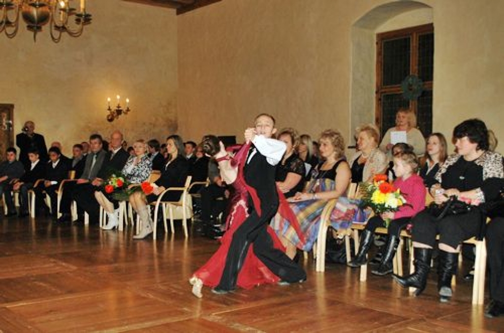 Sarīkojumā "Jaunatnes sporta laureāts 2011» Bauskas pilī piektdien, 9. decembra, vakarā apsveikumus par sasniegumiem sacensībās saņēma novada Bērnu un jaunatnes sporta skolas (BJSS) gandrīz 70 audzēkņu.
Pils zāle bija pārpildīta. Ciemos...
Autors: Uldis Varnevičs