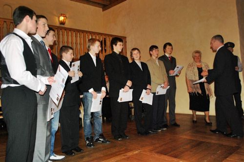 Sarīkojumā "Jaunatnes sporta laureāts 2011» Bauskas pilī piektdien, 9. decembra, vakarā apsveikumus par sasniegumiem sacensībās saņēma novada Bērnu un jaunatnes sporta skolas (BJSS) gandrīz 70 audzēkņu.
Pils zāle bija pārpildīta. Ciemos...
Autors: Uldis Varnevičs