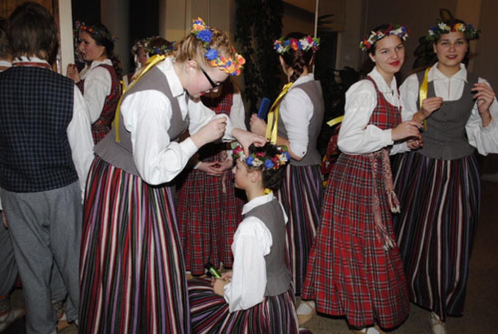 Bauskas sākumskolas un Valsts ģimnāzijas tautas deju kopas «Odziņa» vadītājas Tamāras Ļisovcovas darba jubilejas koncerts «10 gadu gara virkne» Bauskas kultūras centrā 9. decembrī pulcēja pedagoģes audzēkņus, viesus un atbalstītājus.