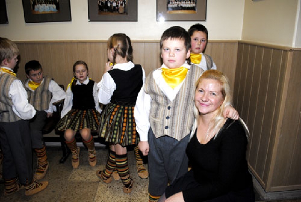 Bauskas sākumskolas un Valsts ģimnāzijas tautas deju kopas «Odziņa» vadītājas Tamāras Ļisovcovas darba jubilejas koncerts «10 gadu gara virkne» Bauskas kultūras centrā 9. decembrī pulcēja pedagoģes audzēkņus, viesus un atbalstītājus.